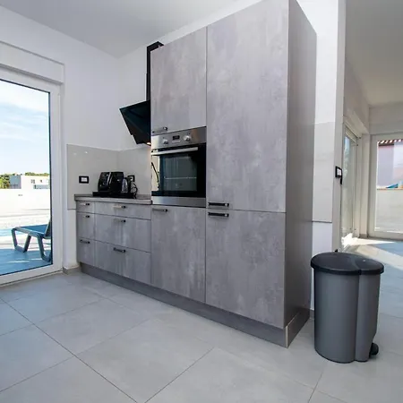 Elite 1 & 2 With Two Pools Villa Pola