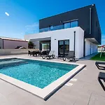 Villa Elite 1 & 2 With Two Heated Pools - By Istrabook Villa Pula